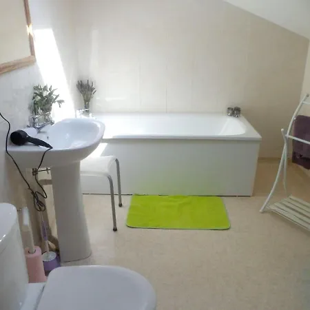 펜션 Maison De 5 Chambres Avec Jardin Et Wifi A Courzieu